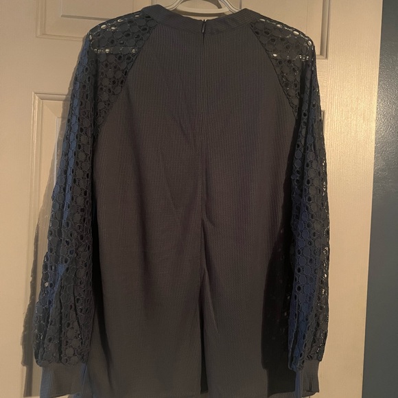 NWT top with sheer sleeves - Picture 4 of 5